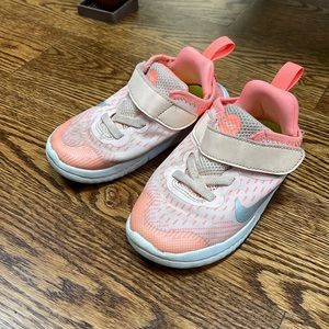 VGUC toddler Nikes - size 9